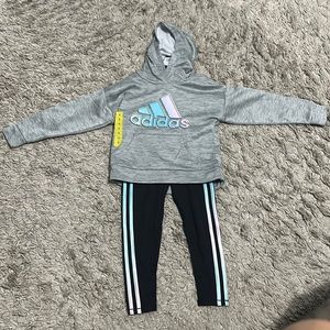NEW- Adidas set-Size 5t